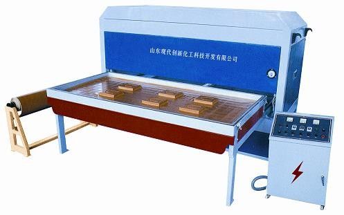 آلة تشكيل الفراغ للتحكم في أتمتة الهيكل المدمج لامتصاص الألواح البلاستيكية