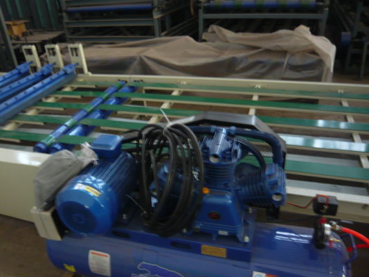 آلات صنع الأبواب من الألياف الأسمنتية ذات كفاءة عالية في استهلاك الطاقة، بنمط فولاذي، مقاس 1.5 * 18 متر